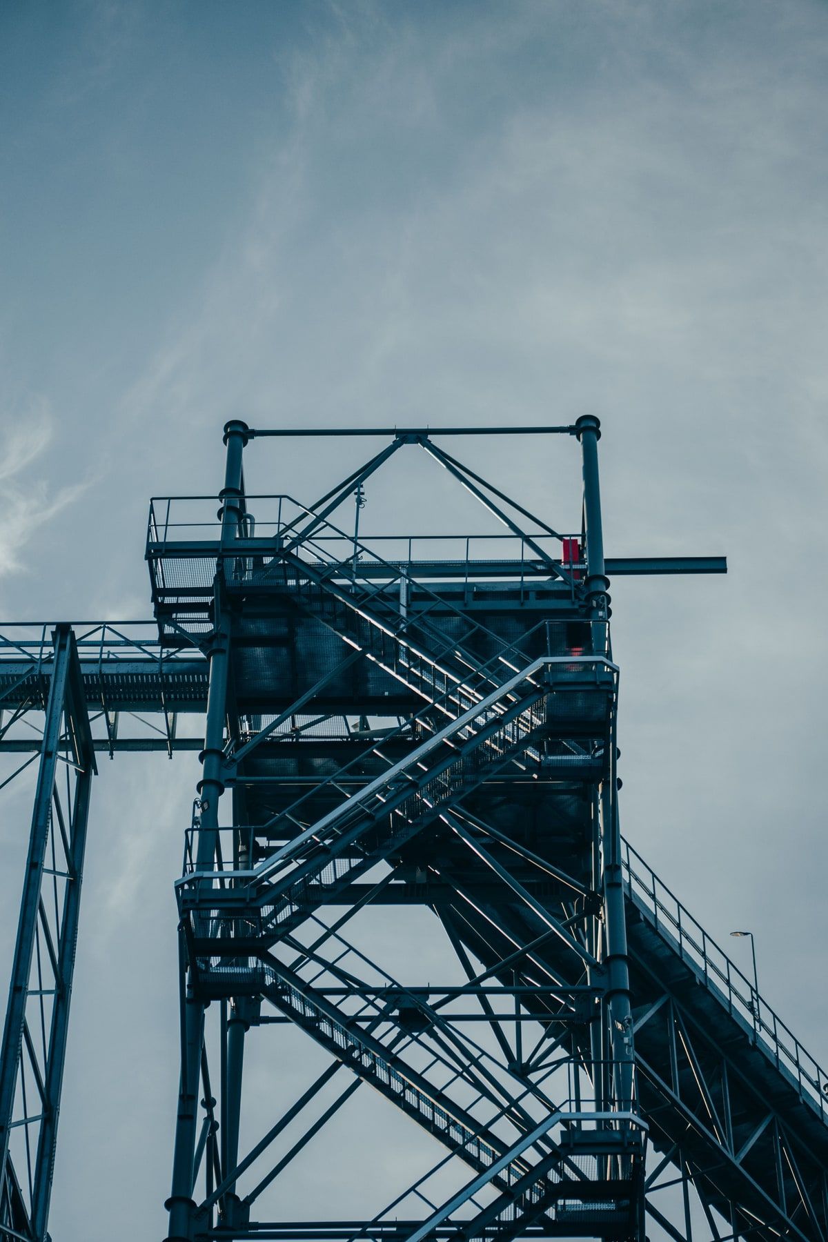 Freistehende Stahlkonstruktion mit Treppe vor freiem Himmel